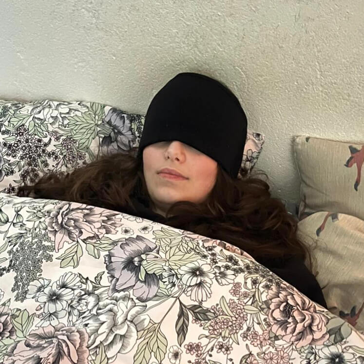 Ellie liegt mit Augenmaske im Bett