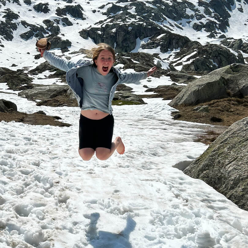 Helena springt barfuß im Schnee