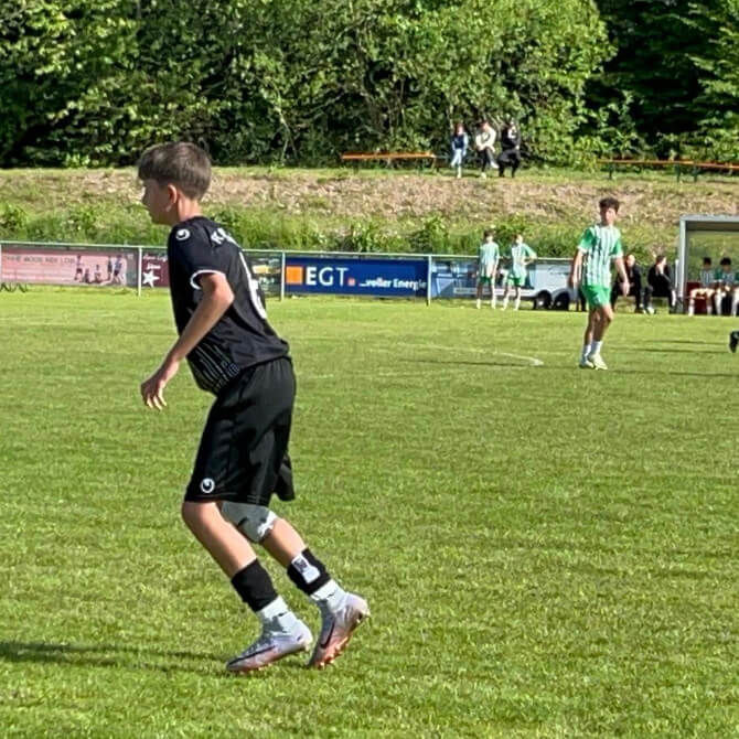 Vor der Erkrankung. Levi laufend auf dem Fußballplatz