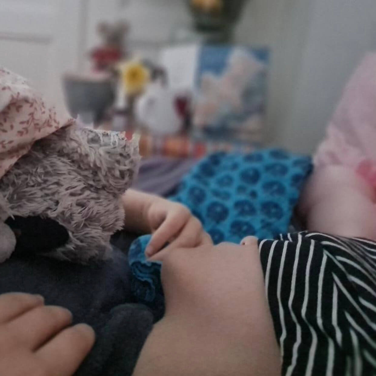 Lina liegt mit einem Tuch über den Augen im Bett
