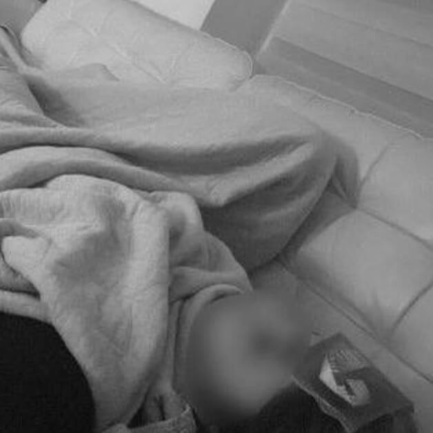 schwarz-weiß Foto von Melina mit Decke auf dem Sofa