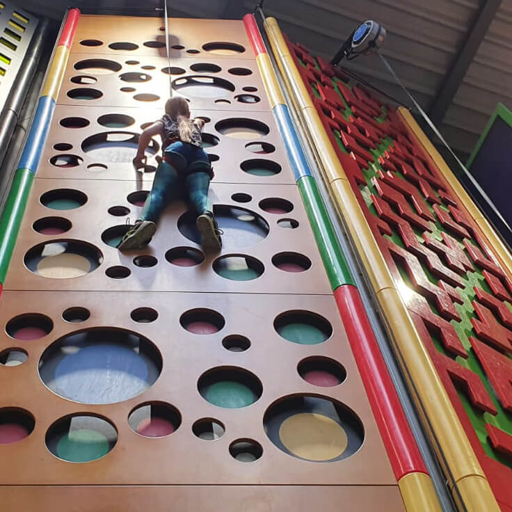 Mia bevor sie erkrankte aktiv an einer Kletterwand