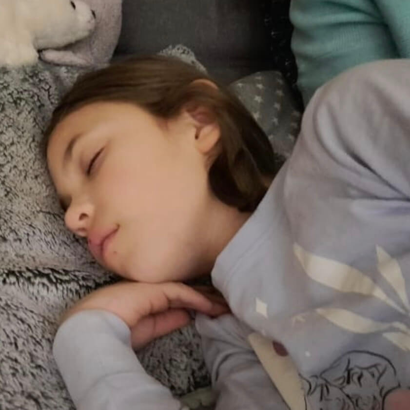 Nele liegt mit geschlossenen Augen im Bett