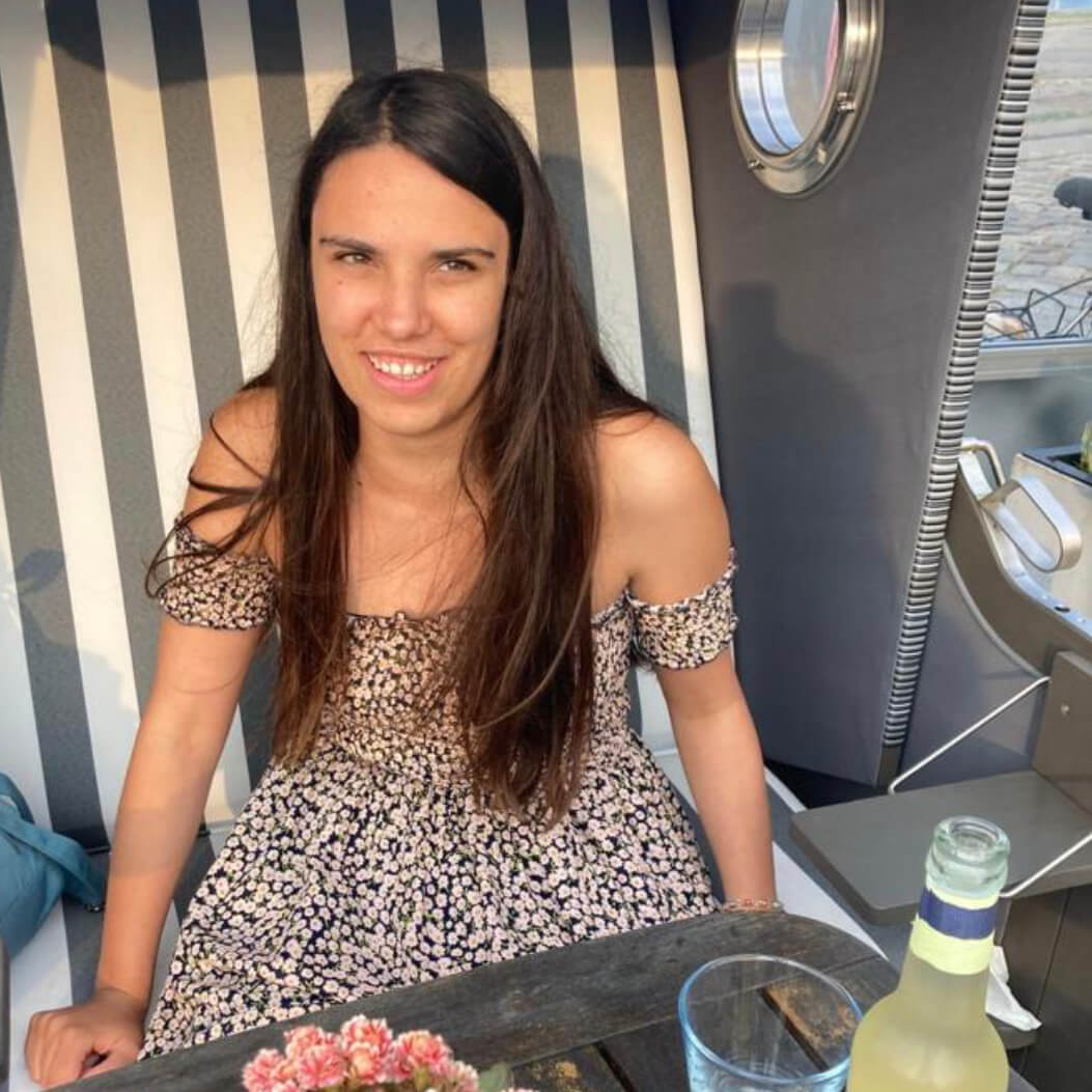 Ronja sitzt im Sommerkleid im Strandkorb