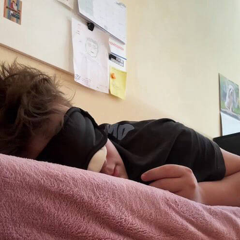 Sophie liegt mit einer Augenmaske im Bett