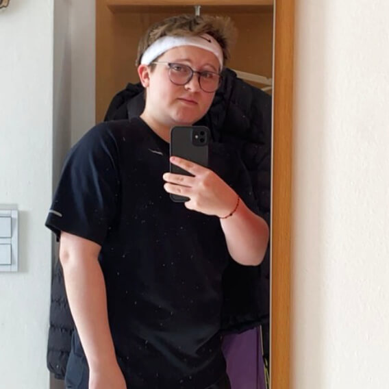 Sophie macht ein Selfie in Sport-Klamotten