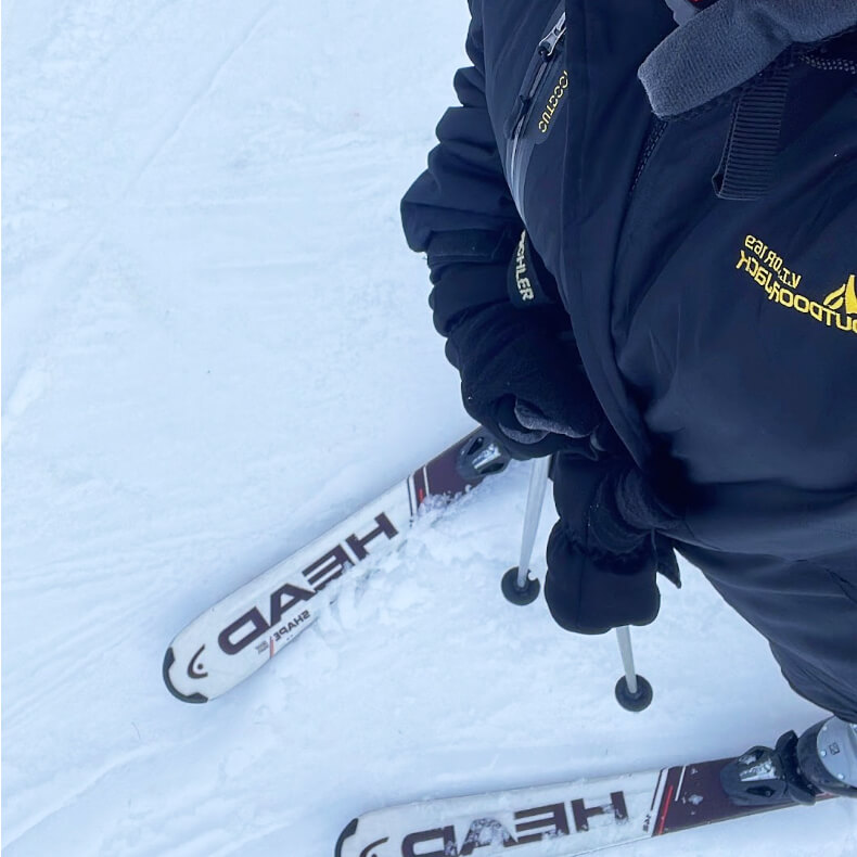 Viktoria vom Oberkörper abwärts fotografiert auf Skiern im Schnee
